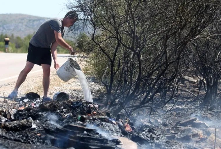 POMAGALI I TURISTI: Kanaderi spasili kuće na Brodarici