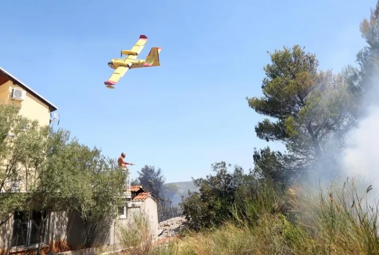 POMAGALI I TURISTI: Kanaderi spasili kuće na Brodarici