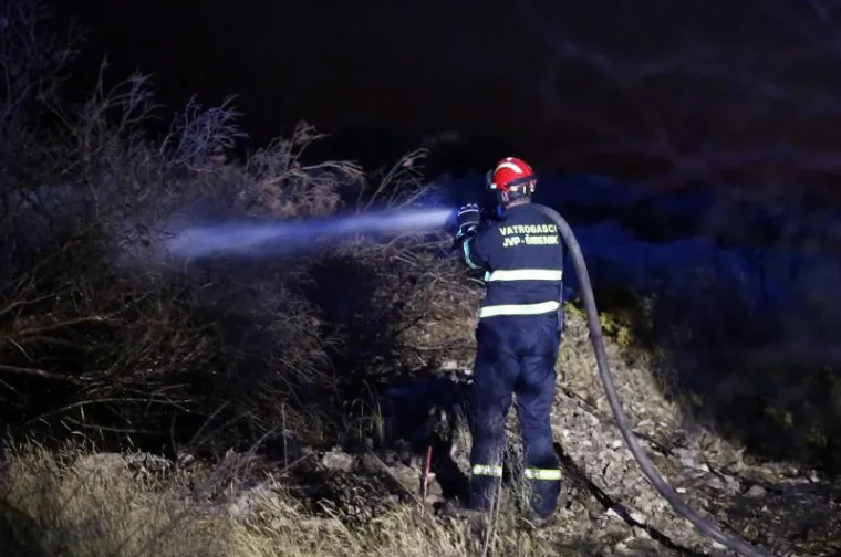 Od čvora Vrpolje prema Perkoviću rasplamsao se veliki požar