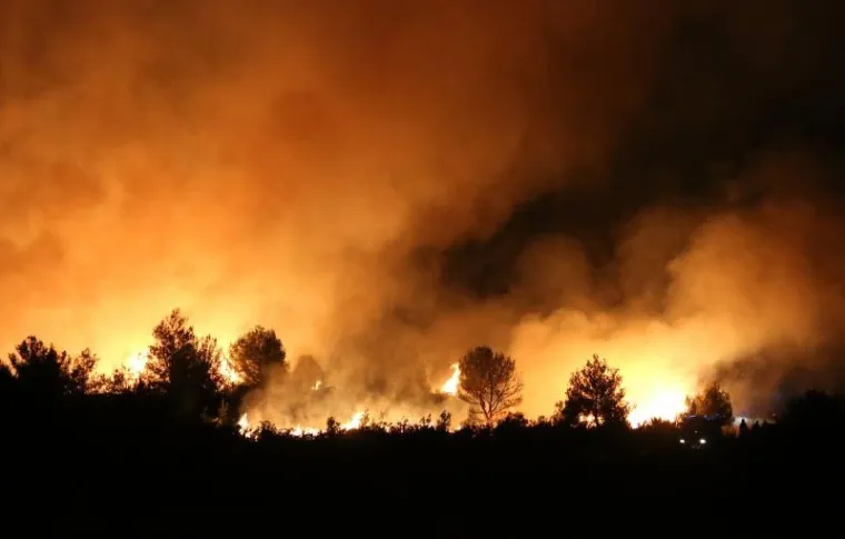 Dva nova požara izbila su u blizini brodaričke &scaron;kole, a od čvora Vrpolje prema Perkoviću, no&scaron;en jakim vjetrom, rasplamsao se veliki požar koji je mobilizirao sve raspoložive vatrogasne zemaljske snage. Dolazi te&scaron;ka noć za vatrogasce, ali i stanovnike ovog kraja.