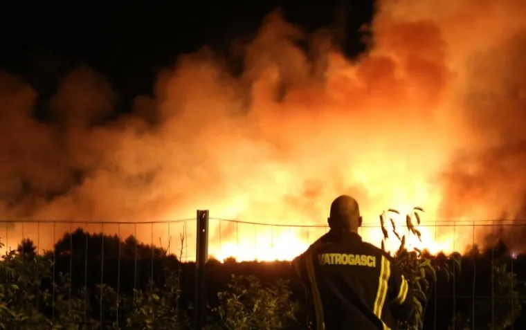 Od čvora Vrpolje prema Perkoviću rasplamsao se veliki požar