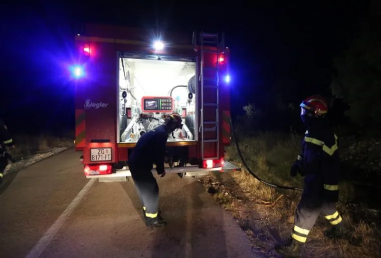 Od čvora Vrpolje prema Perkoviću rasplamsao se veliki požar