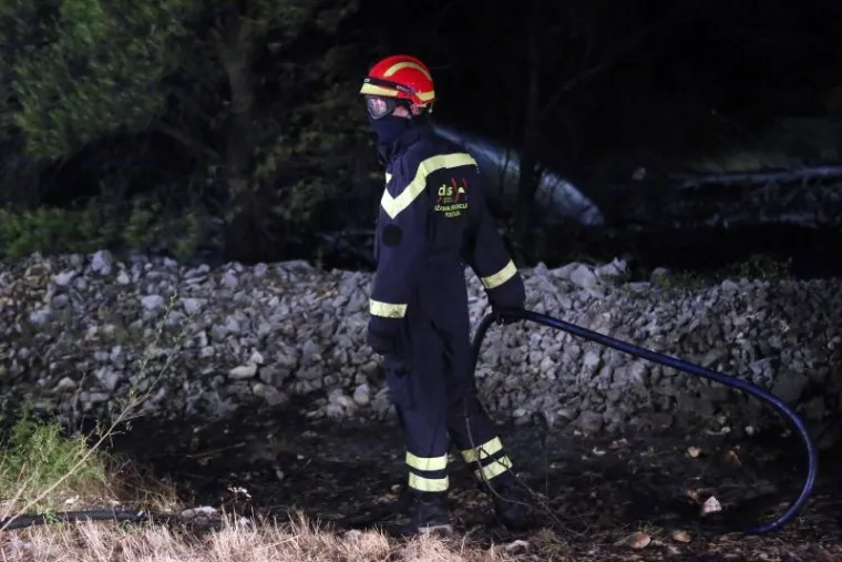 Od čvora Vrpolje prema Perkoviću rasplamsao se veliki požar