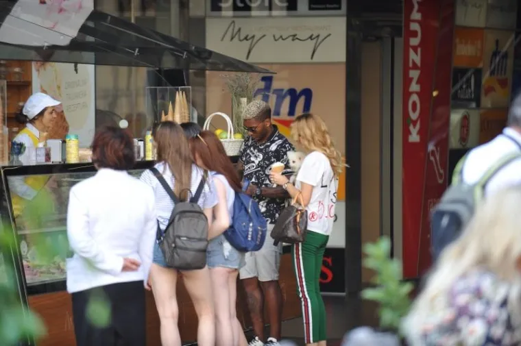 ZALJUBLJENI DAN NA ZAGREBAČKOJ &Scaron;PICI: Zgodna zaručnica Dinamovog Čileanca pozirala na Cvjetnom trgu