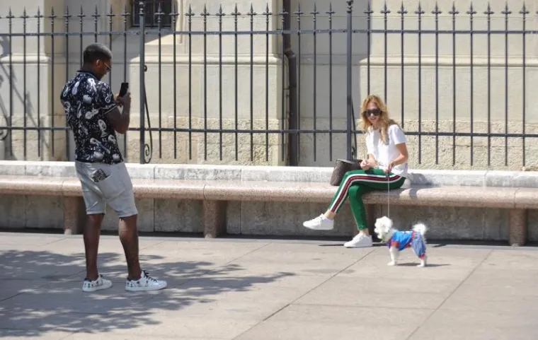 ZALJUBLJENI DAN NA ZAGREBAČKOJ &Scaron;PICI: Zgodna zaručnica Dinamovog Čileanca pozirala na Cvjetnom trgu