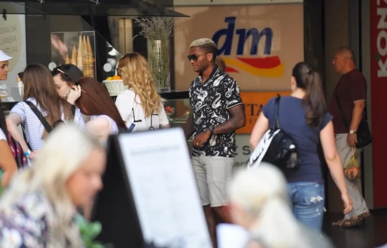 ZALJUBLJENI DAN NA ZAGREBAČKOJ &Scaron;PICI: Zgodna zaručnica Dinamovog Čileanca pozirala na Cvjetnom trgu