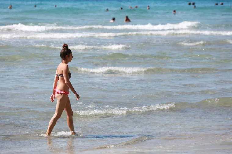 Ugodan sunčan dan na plaži Bačvice u Splitu