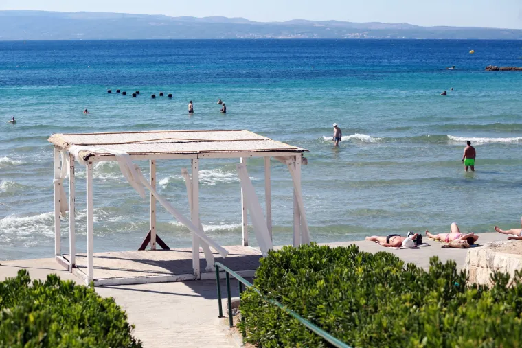 Ugodan sunčan dan na plaži Bačvice u Splitu