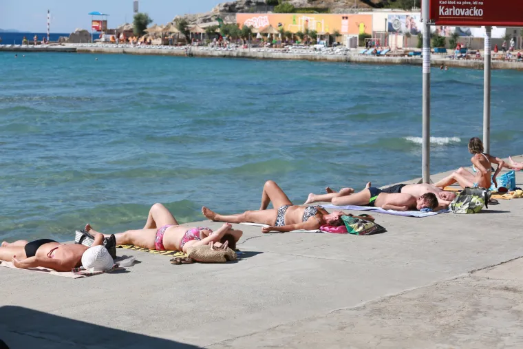 Ugodan sunčan dan na plaži Bačvice u Splitu