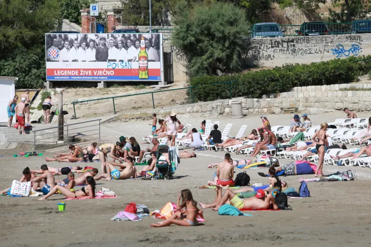 Ugodan sunčan dan na plaži Bačvice u Splitu