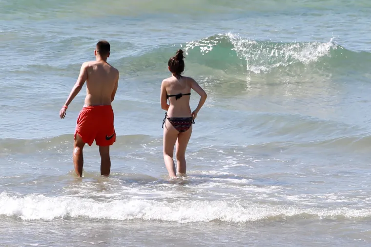 Ugodan sunčan dan na plaži Bačvice u Splitu