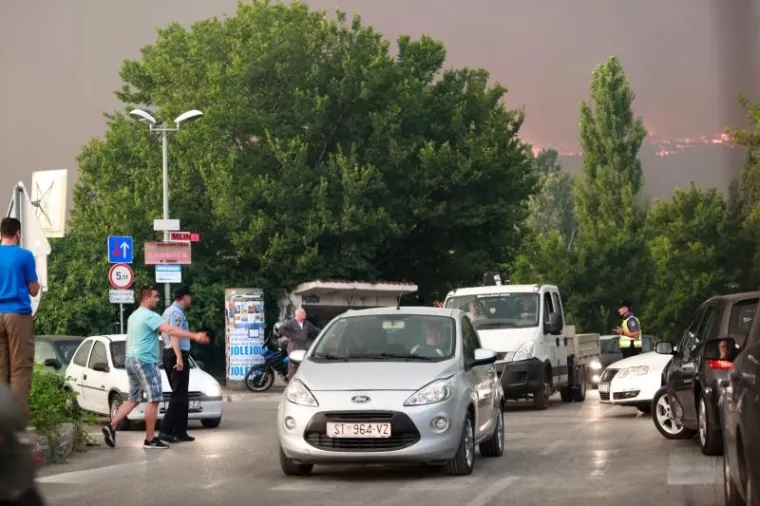 Vatra je sve bliŽe Splitu; nebo od Žrnovnice do Omi&scaron;a je prekriveno dimom i čuju se detonacije. Kanaderi su se zbog bure morali vratiti u bazu. Vatrogasci, ali i stanovni&scaron;tvo daju sve od sebe kako bi obranili područje. Turisti u panici napu&scaron;taju mjesto.