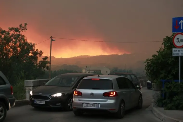 KORE&Scaron;NICA: Vatra se približila kućama, turisti bježe, čuju se detonacije