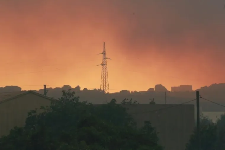 KORE&Scaron;NICA: Vatra se približila kućama, turisti bježe, čuju se detonacije