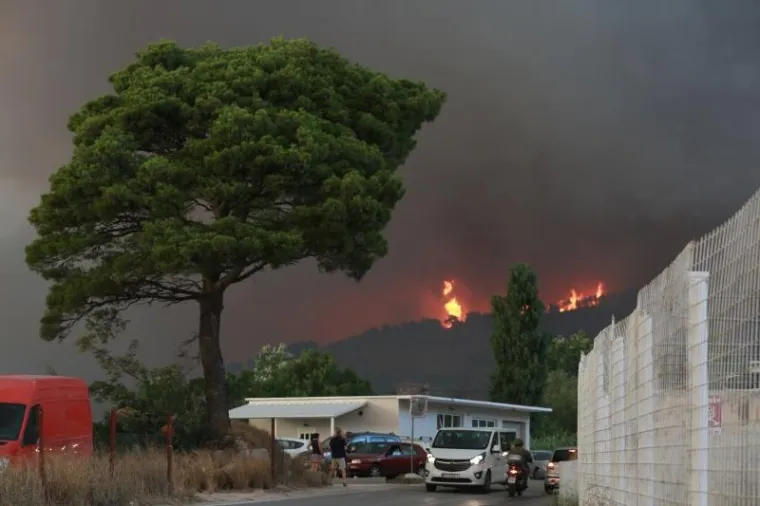 KORE&Scaron;NICA: Vatra se približila kućama, turisti bježe, čuju se detonacije