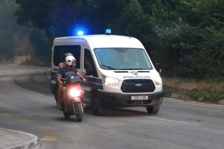 KORE&Scaron;NICA: Vatra se približila kućama, turisti bježe, čuju se detonacije