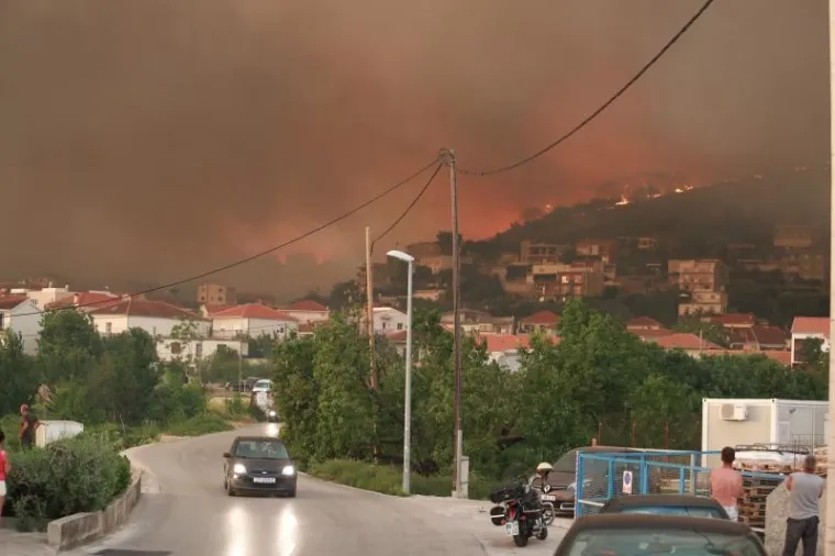 KORE&Scaron;NICA: Vatra se približila kućama, turisti bježe, čuju se detonacije