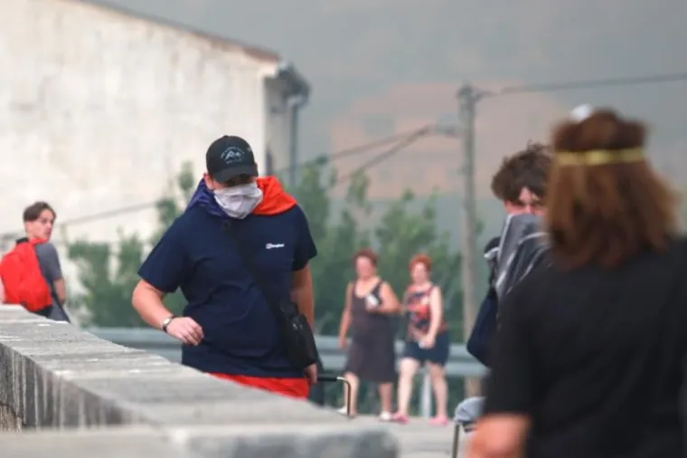 KORE&Scaron;NICA: Vatra se približila kućama, turisti bježe, čuju se detonacije