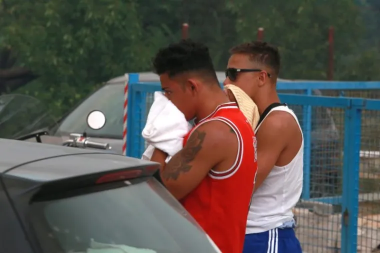 KORE&Scaron;NICA: Vatra se približila kućama, turisti bježe, čuju se detonacije