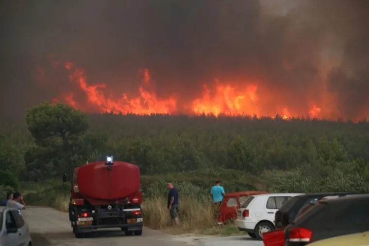 Vatra je nadomak Splita, a nebo od Žrnovnice do Omi&scaron;a crno od dima