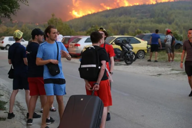 Vatra je nadomak Splita, a nebo od Žrnovnice do Omi&scaron;a crno od dima