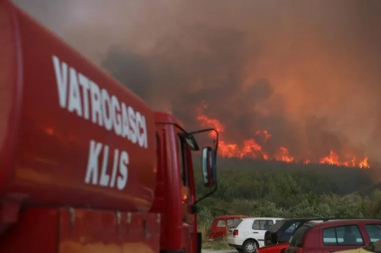 Vatra je nadomak Splita, a nebo od Žrnovnice do Omi&scaron;a crno od dima