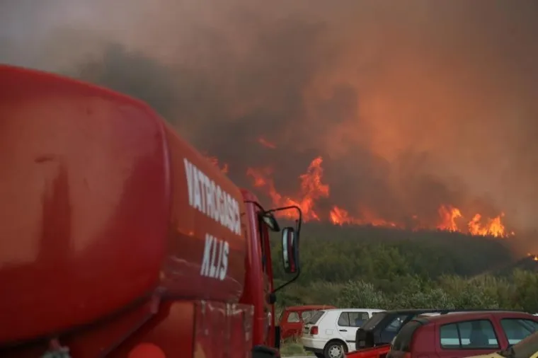 Vatra je nadomak Splita, a nebo od Žrnovnice do Omi&scaron;a crno od dima
