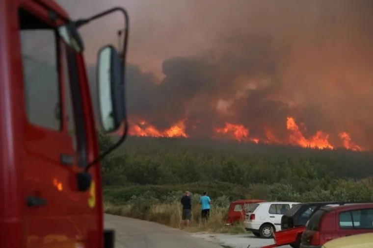 Vatra je nadomak Splita, a nebo od Žrnovnice do Omi&scaron;a crno od dima