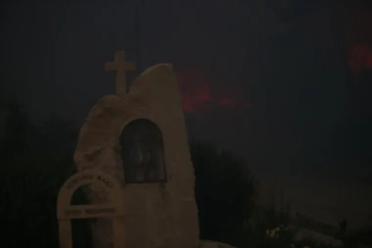 Vatra je nadomak Splita, a nebo od Žrnovnice do Omi&scaron;a crno od dima