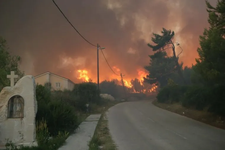 Vatra je nadomak Splita, a nebo od Žrnovnice do Omi&scaron;a crno od dima