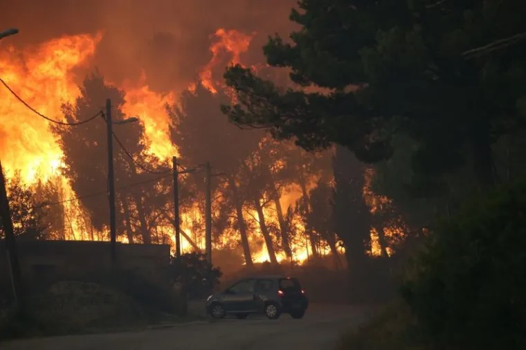 Vatra je nadomak Splita, a nebo od Žrnovnice do Omi&scaron;a crno od dima