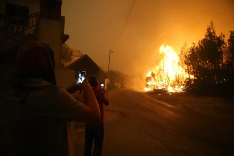 Vatra je nadomak Splita, a nebo od Žrnovnice do Omi&scaron;a crno od dima