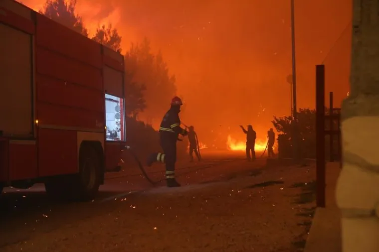 Vatra je nadomak Splita, a nebo od Žrnovnice do Omi&scaron;a crno od dima