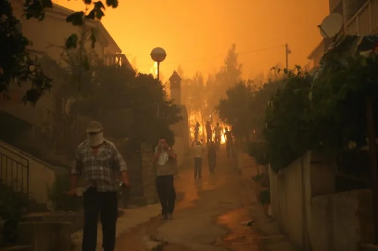 Vatra je nadomak Splita, a nebo od Žrnovnice do Omi&scaron;a crno od dima