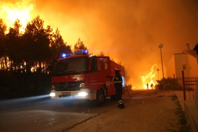 Vatra je nadomak Splita, a nebo od Žrnovnice do Omi&scaron;a crno od dima