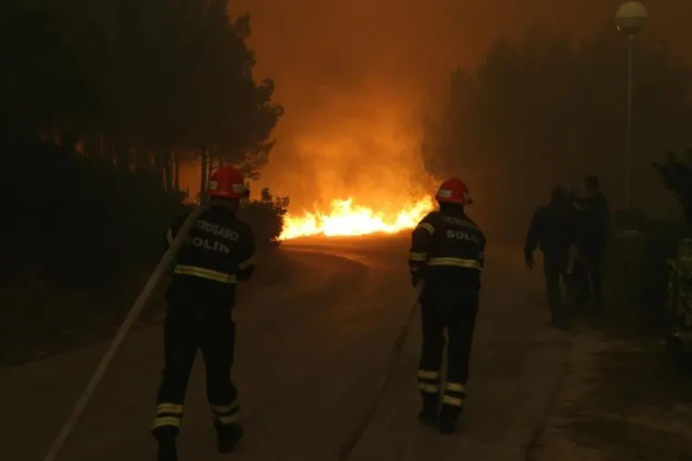Vatra je nadomak Splita, a nebo od Žrnovnice do Omi&scaron;a crno od dima