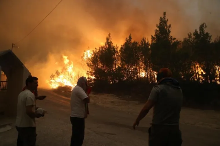Vatra je nadomak Splita, a nebo od Žrnovnice do Omi&scaron;a crno od dima