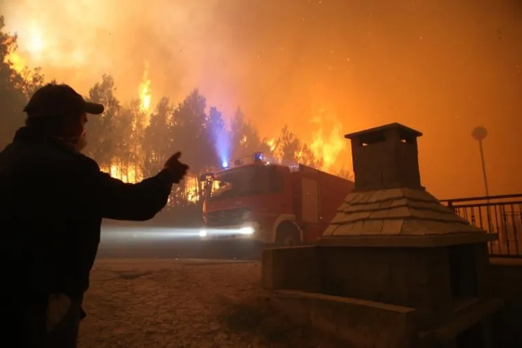 Vatra je nadomak Splita, a nebo od Žrnovnice do Omi&scaron;a crno od dima
