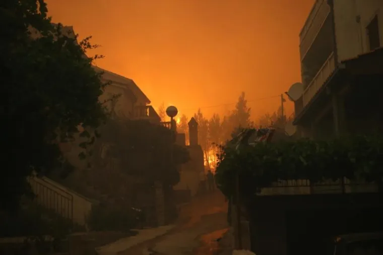 Vatra je nadomak Splita, a nebo od Žrnovnice do Omi&scaron;a crno od dima