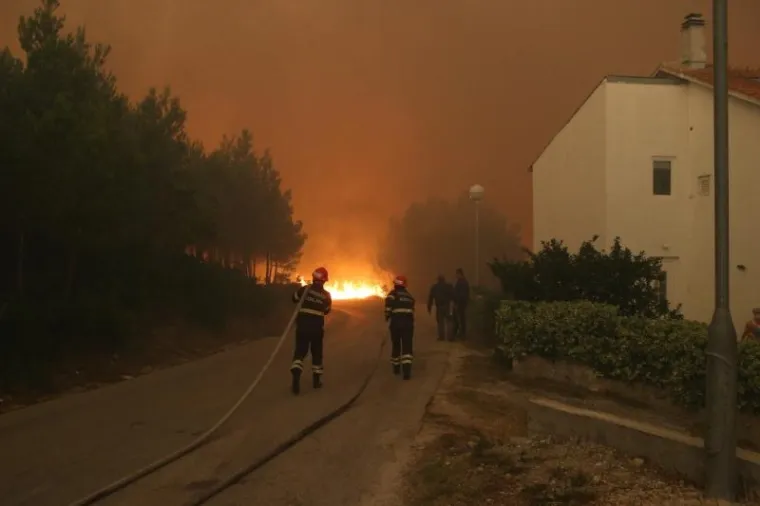 Vatra je nadomak Splita, a nebo od Žrnovnice do Omi&scaron;a crno od dima