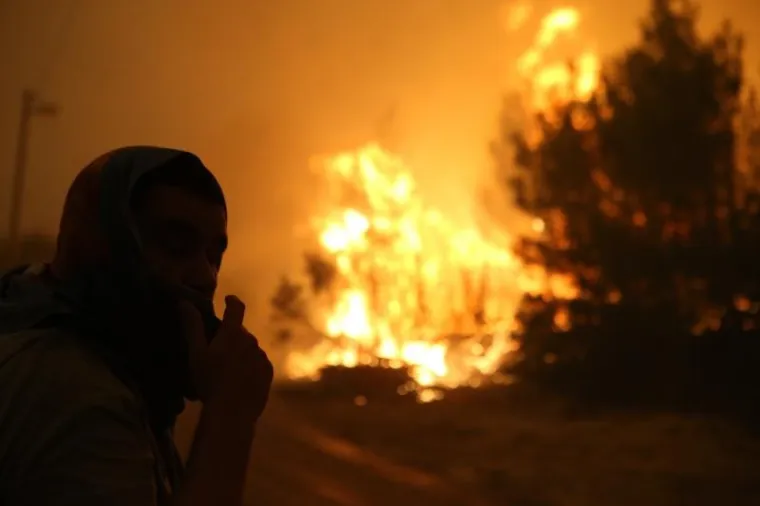 Vatra je nadomak Splita, a nebo od Žrnovnice do Omi&scaron;a crno od dima