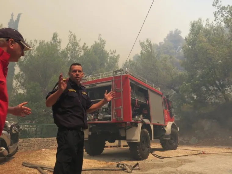 KRITIČNO U SITNU DONJEM: Vatra zahvatila kuće, gori i oko groblja