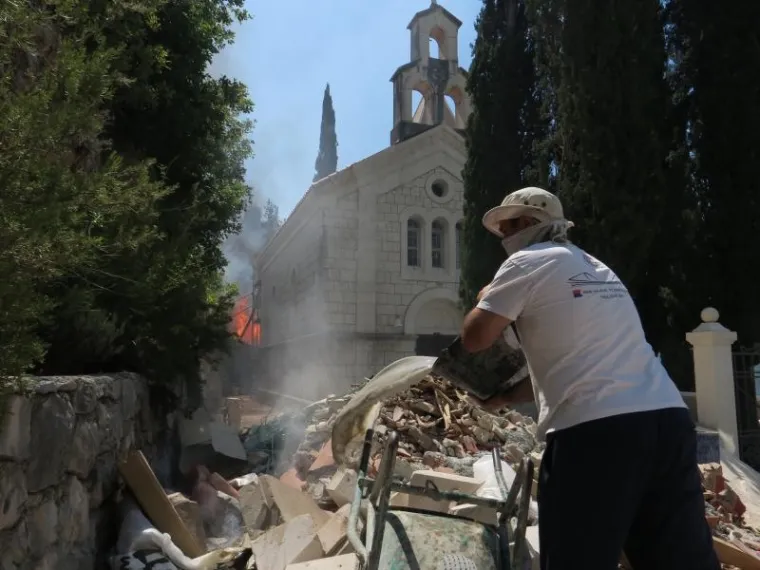 KRITIČNO U SITNU DONJEM: Vatra zahvatila kuće, gori i oko groblja