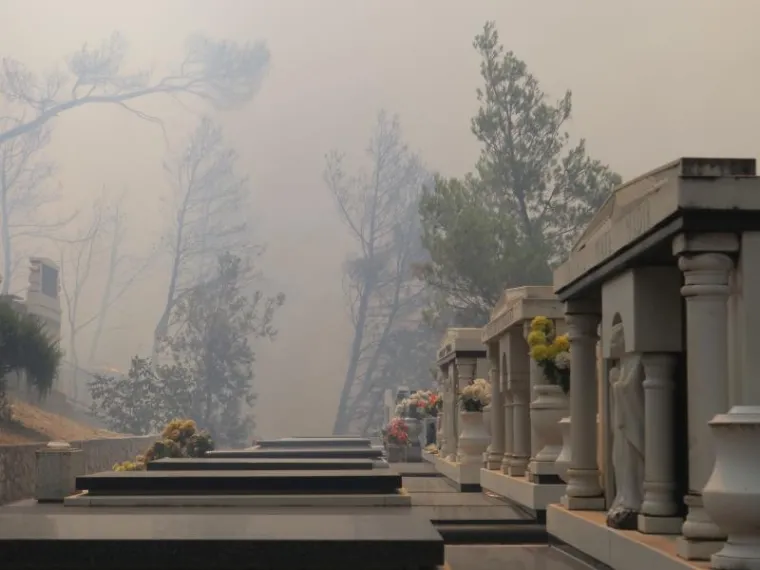 KRITIČNO U SITNU DONJEM: Vatra zahvatila kuće, gori i oko groblja