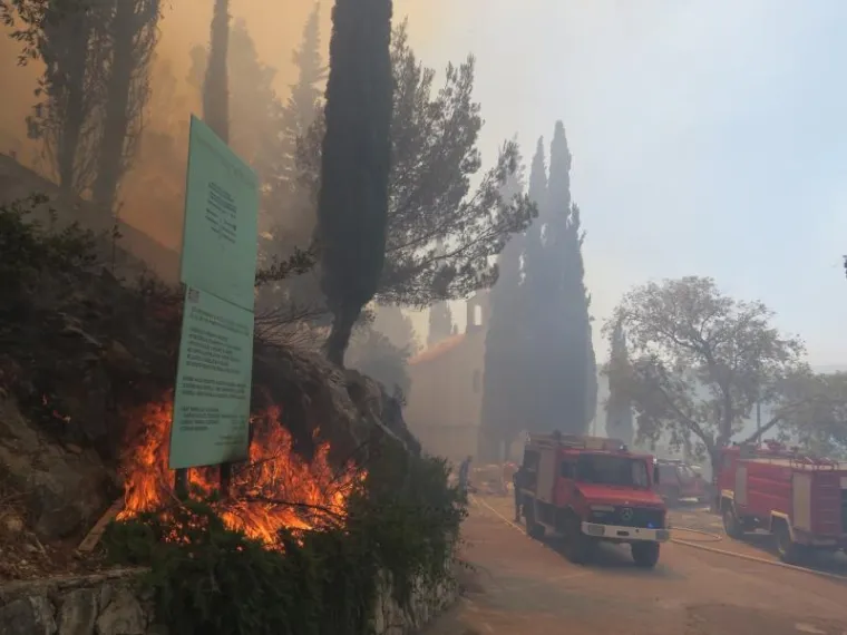 KRITIČNO U SITNU DONJEM: Vatra zahvatila kuće, gori i oko groblja