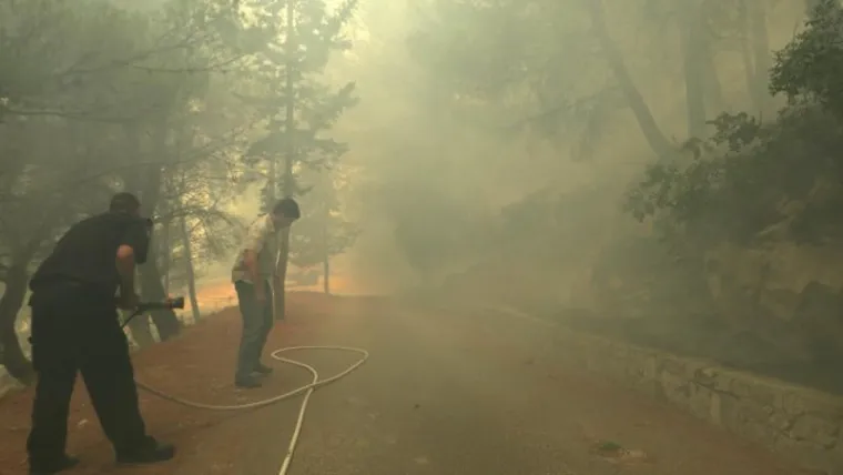KRITIČNO U SITNU DONJEM: Vatra zahvatila kuće, gori i oko groblja