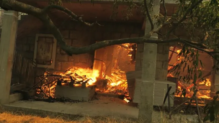 KRITIČNO U SITNU DONJEM: Vatra zahvatila kuće, gori i oko groblja