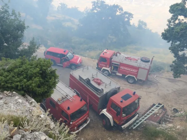Donje Sitno - Vatrogasci se bore s požarom koji je zahvatio šire područje te je zaprijetio kućama od kojih su neke i izgorjele. Photo: Ivo Cagalj/PIXSELL