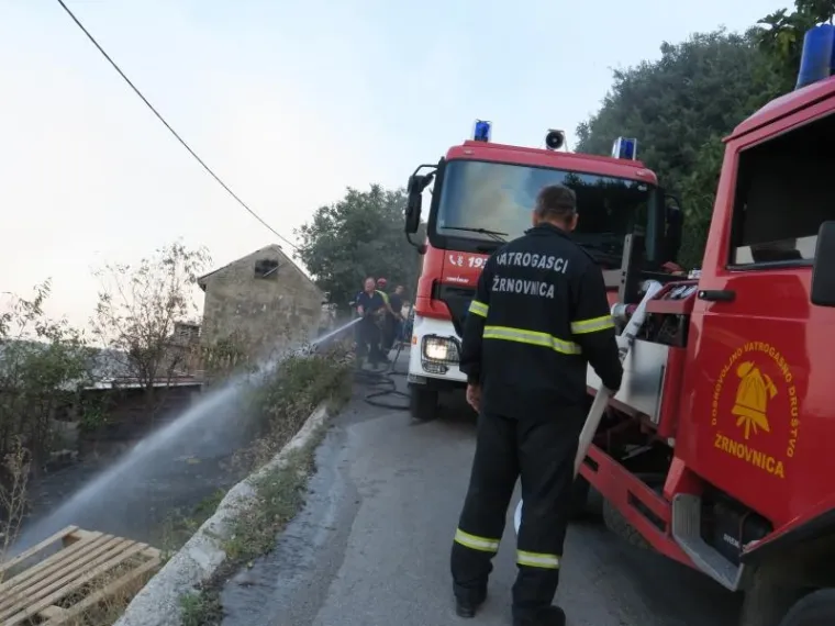 POŽAR POHARAO I KUĆE: Vatrogasci se cijelu noć borili s vatrenom stihijom u mjestu Donje Sitno