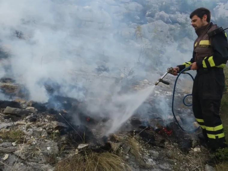 POŽAR POHARAO I KUĆE: Vatrogasci se cijelu noć borili s vatrenom stihijom u mjestu Donje Sitno